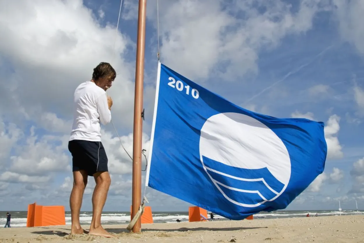 Vlag hijsen strand Noordwijk